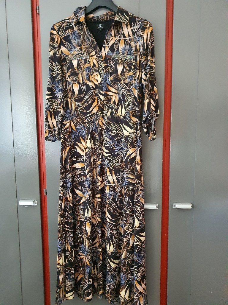 K-Design maxi jurk S zwart bladprint chic flowy, Ophalen of Verzenden, Zo goed als nieuw, Zwart, Onder de knie