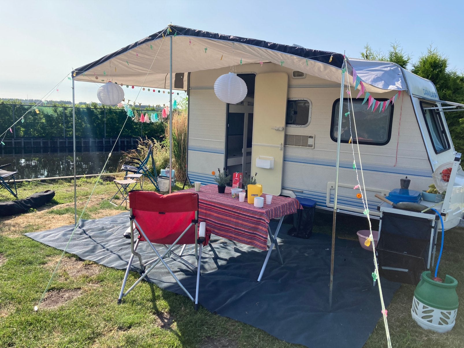 Caravalair Silver caravan zoekt jong gezin, Caravans en Kamperen, Caravans, Particulier, Treinzit, Koelkast