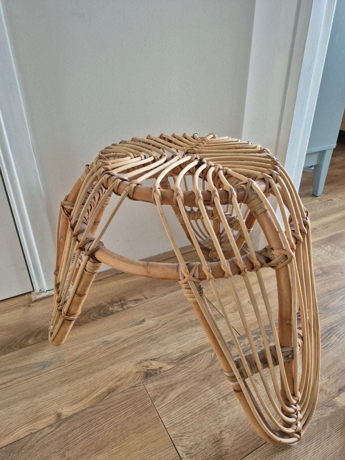 Vintage rotan kruk, Huis en Inrichting, Ophalen, Zo goed als nieuw, Hout