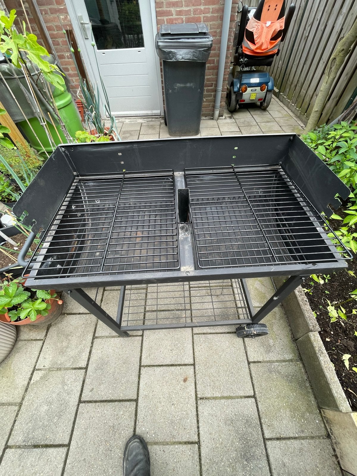 Grote zwarte barbecue op wielen, Ophalen of Verzenden, Gebruikt