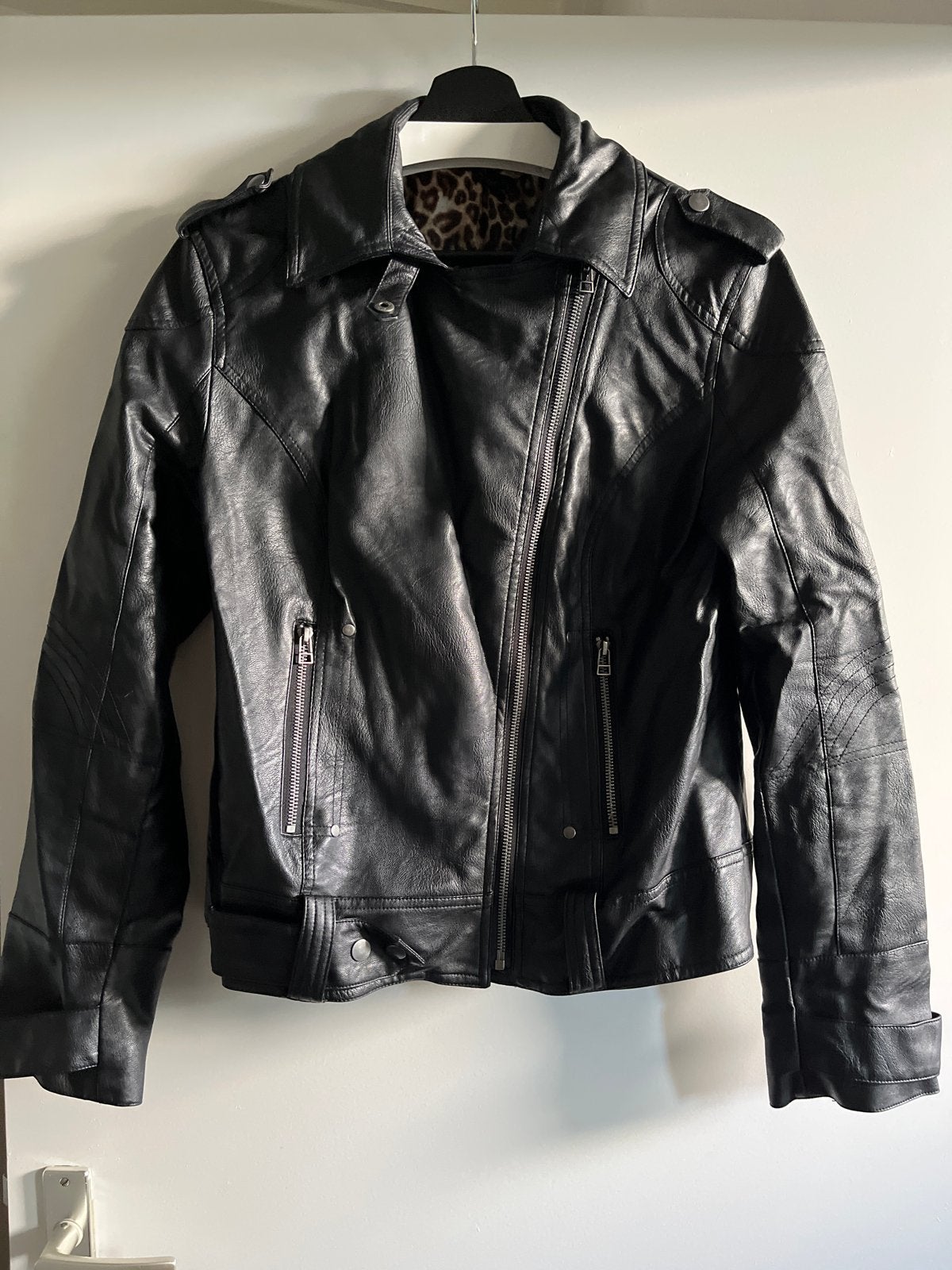 Zwart imitatie leren bikerjack maat 42, Kleding | Dames, Jassen | Winter, Ophalen of Verzenden, Zo goed als nieuw, Maat 42/44 (L)