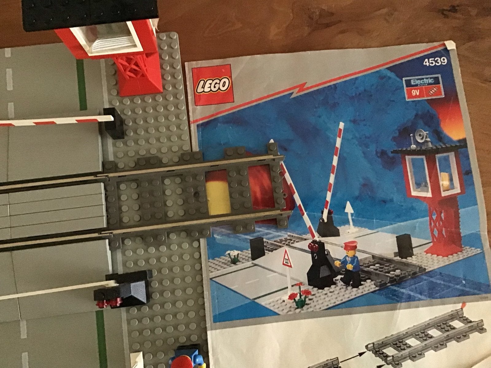 Lego Trein Overweg 4539 met slagbomen en seinhuisje, Gebruikt, Overige thema's, Lego, Ophalen of Verzenden