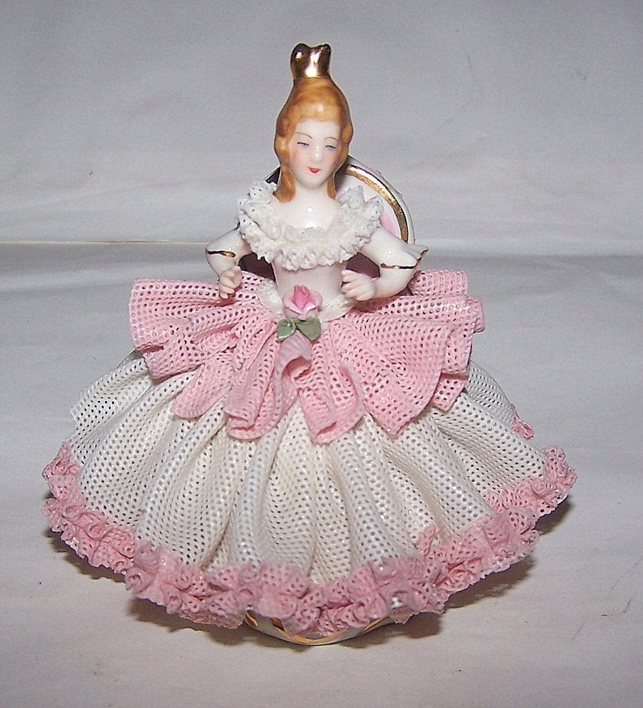 Vintage Dresden porseleinen beeldje van dame met kanten rok., Ophalen of Verzenden, Zo goed als nieuw, Porselein, Beeldje(s)