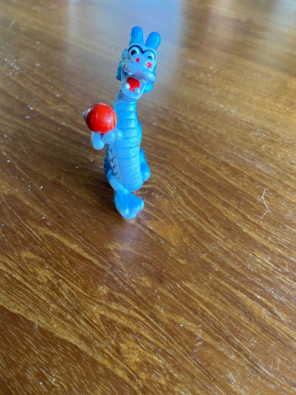 Blauwe draak figuur met rode bal - Speelgoed, Kinderen en Baby's, Ophalen of Verzenden, Gebruikt