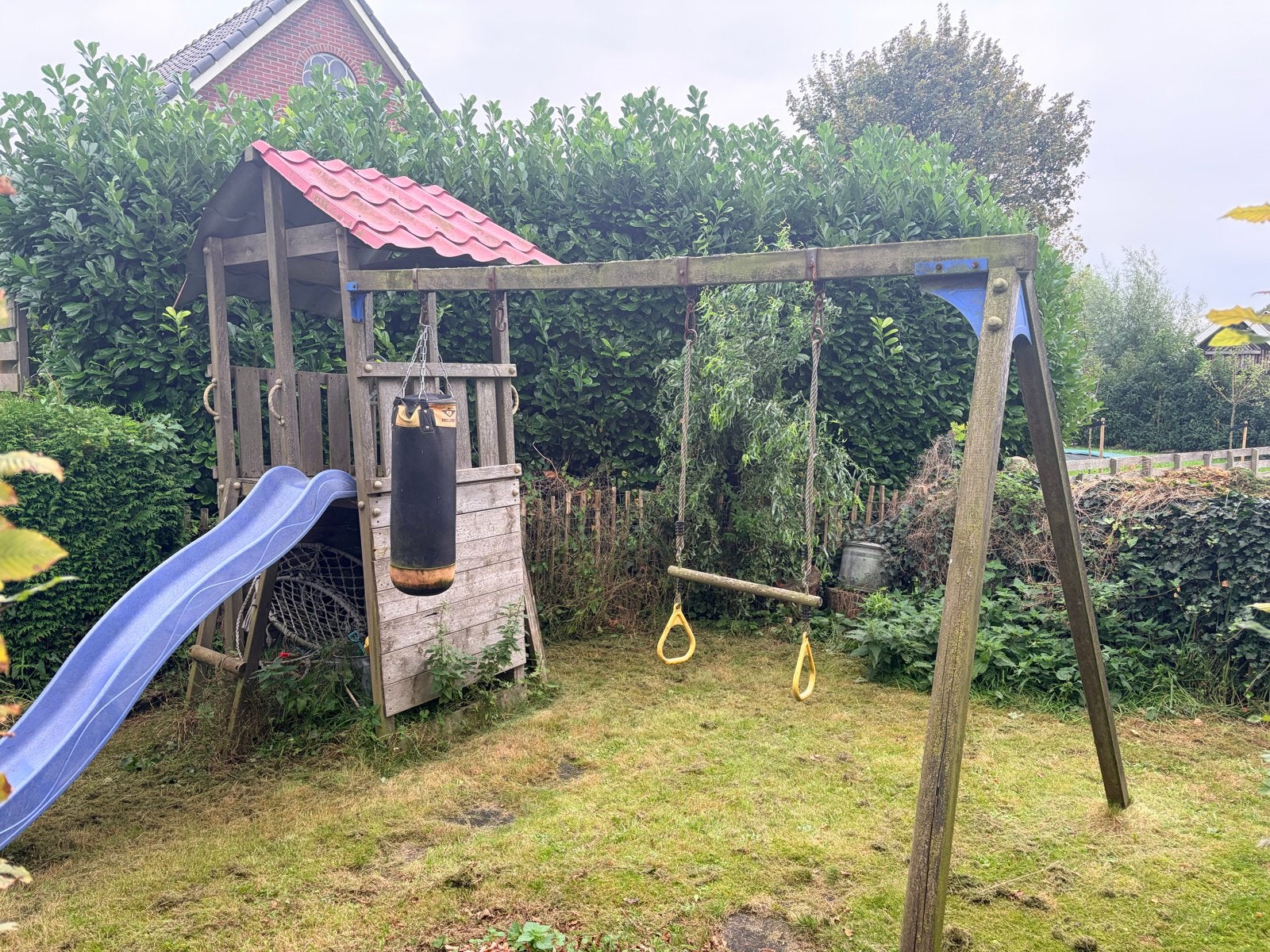 Houten speeltoestel met glijbaan en schommel, Ophalen of Verzenden, Gebruikt, Glijbaan