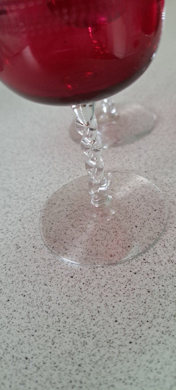Set van 4 Robijnrode Wijnglazen met Gedraaide Steel, Antiek en Kunst, Ophalen of Verzenden