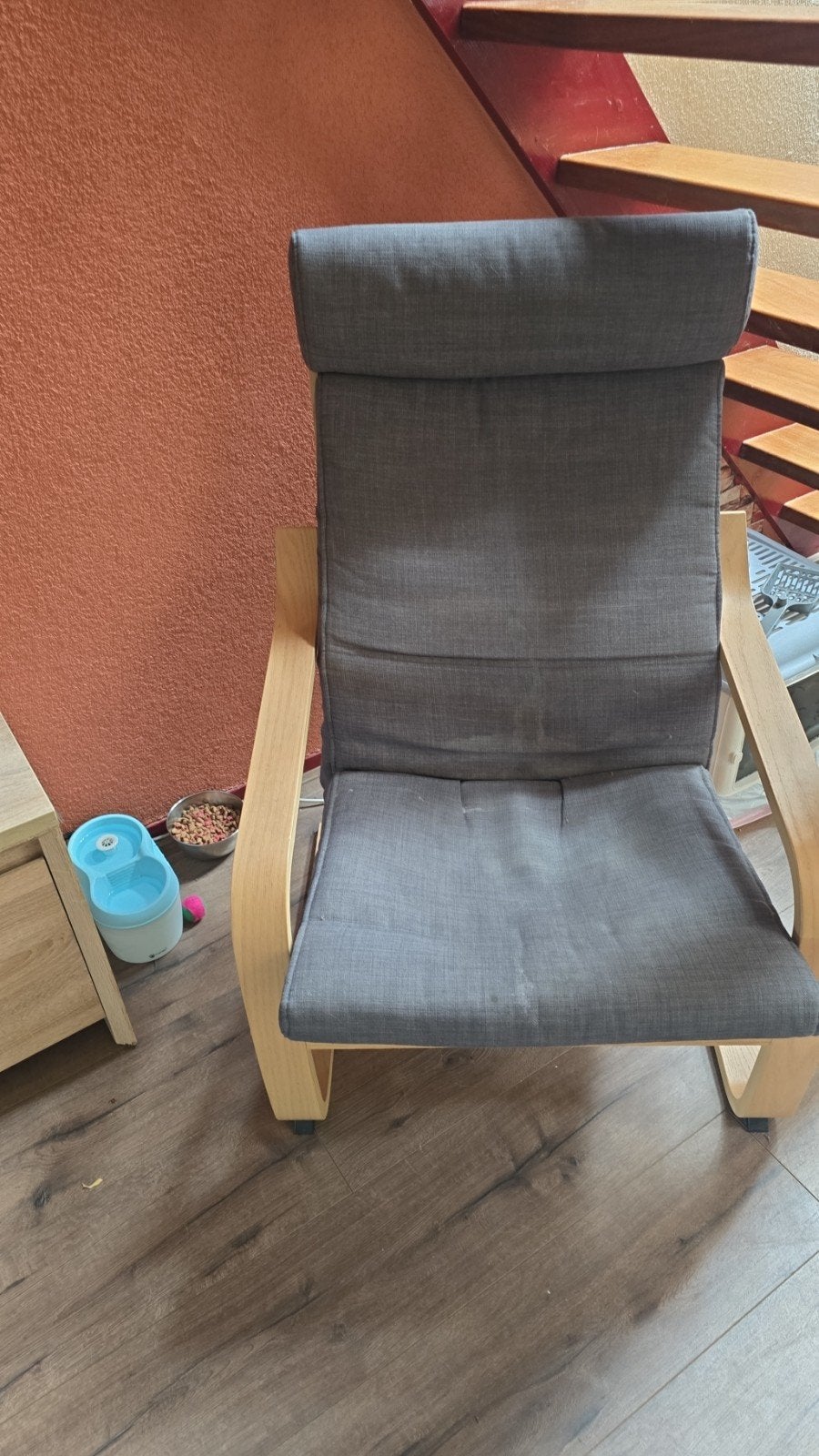 Comfortabele grijze fauteuil met houten frame, Huis en Inrichting, Stoelen, Modern, Comfortabel, Gebruikt, Ophalen of Verzenden