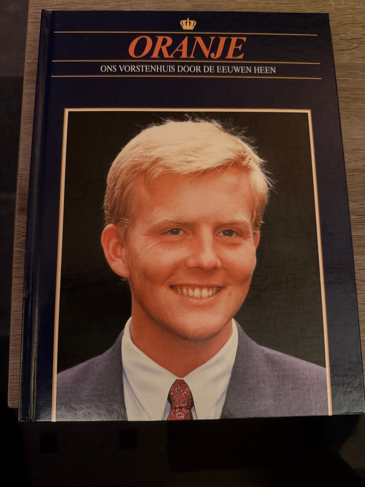 Boek: Oranje - Willem-Alexander, Verzamelen, Ophalen of Verzenden, Zo goed als nieuw, Nederland, Tijdschrift of Boek