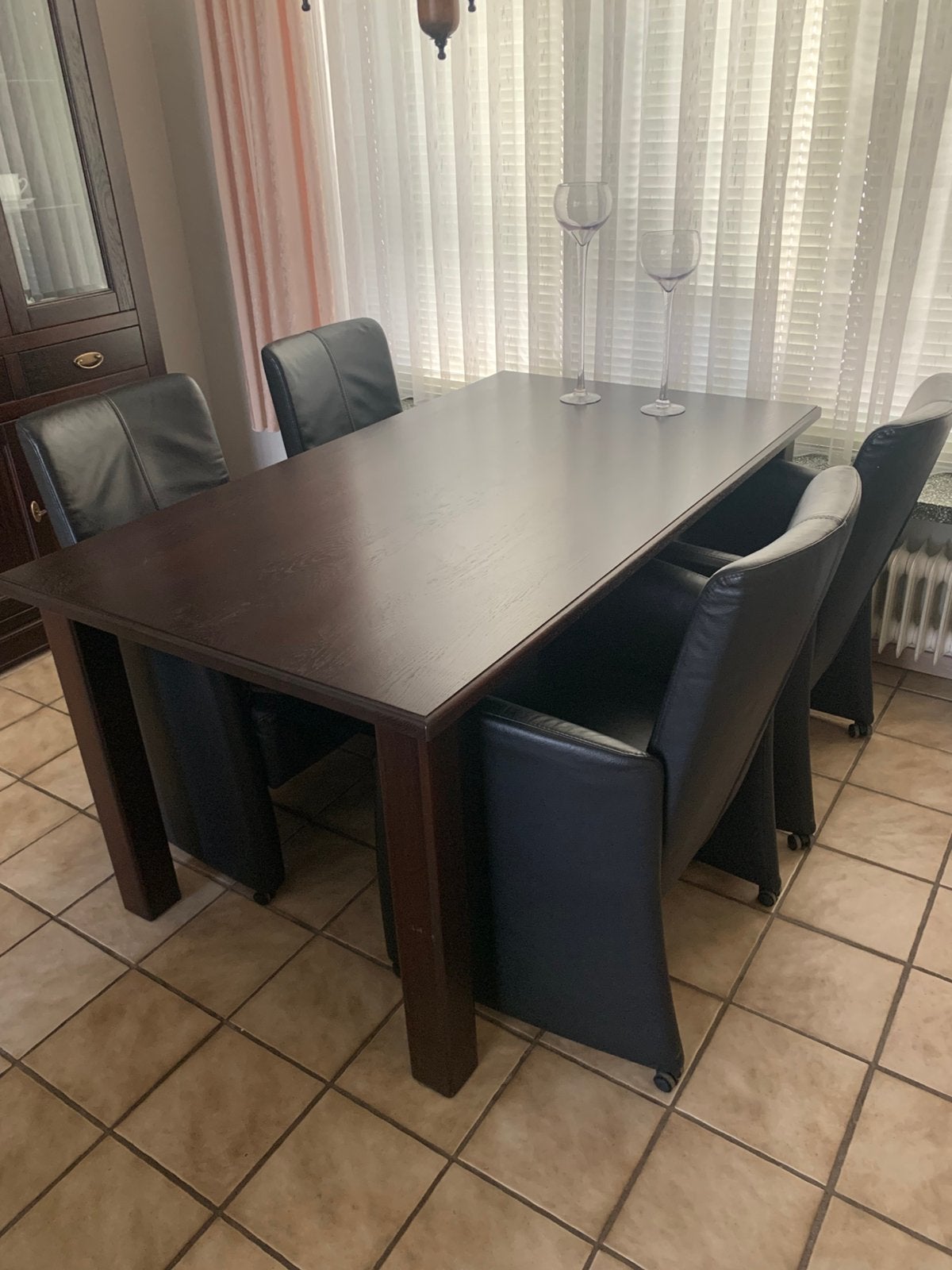 Tafel en 4  zwart leren stoelen met wieltjes, Ophalen, Gebruikt, 4 tot 6 stoelen