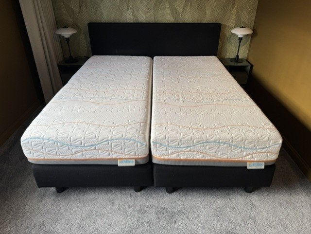 Boxspring Zwart Stof met hoofdbord. 180x200, Ophalen, Gebruikt, Zwart, Tweepersoons