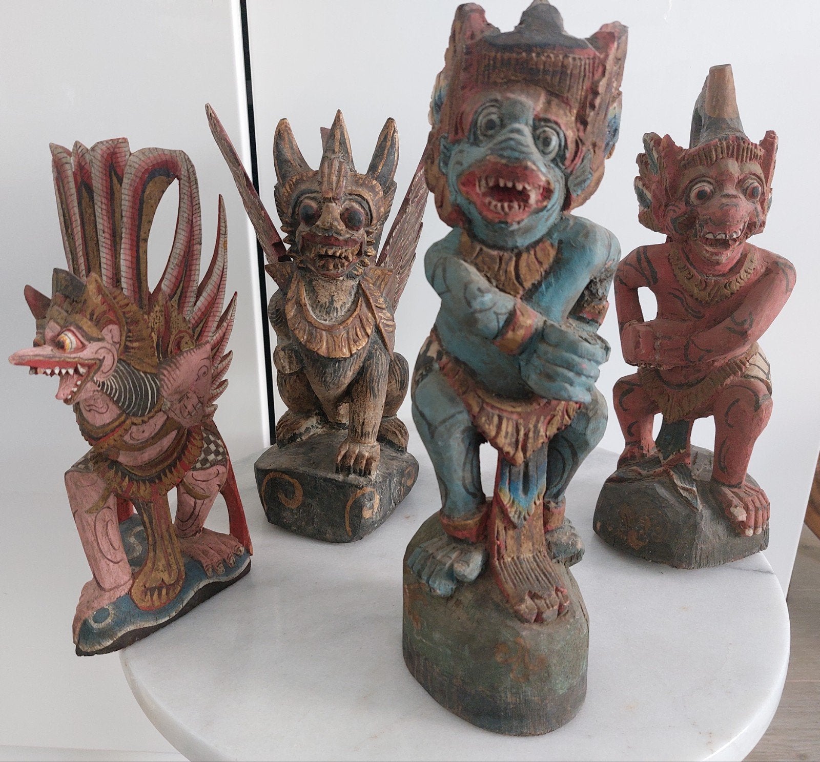 Set van 4 antieke handgesneden Balinese houten beelden, Handgemaakt, Indonesië, Meerkleurig, Beeld