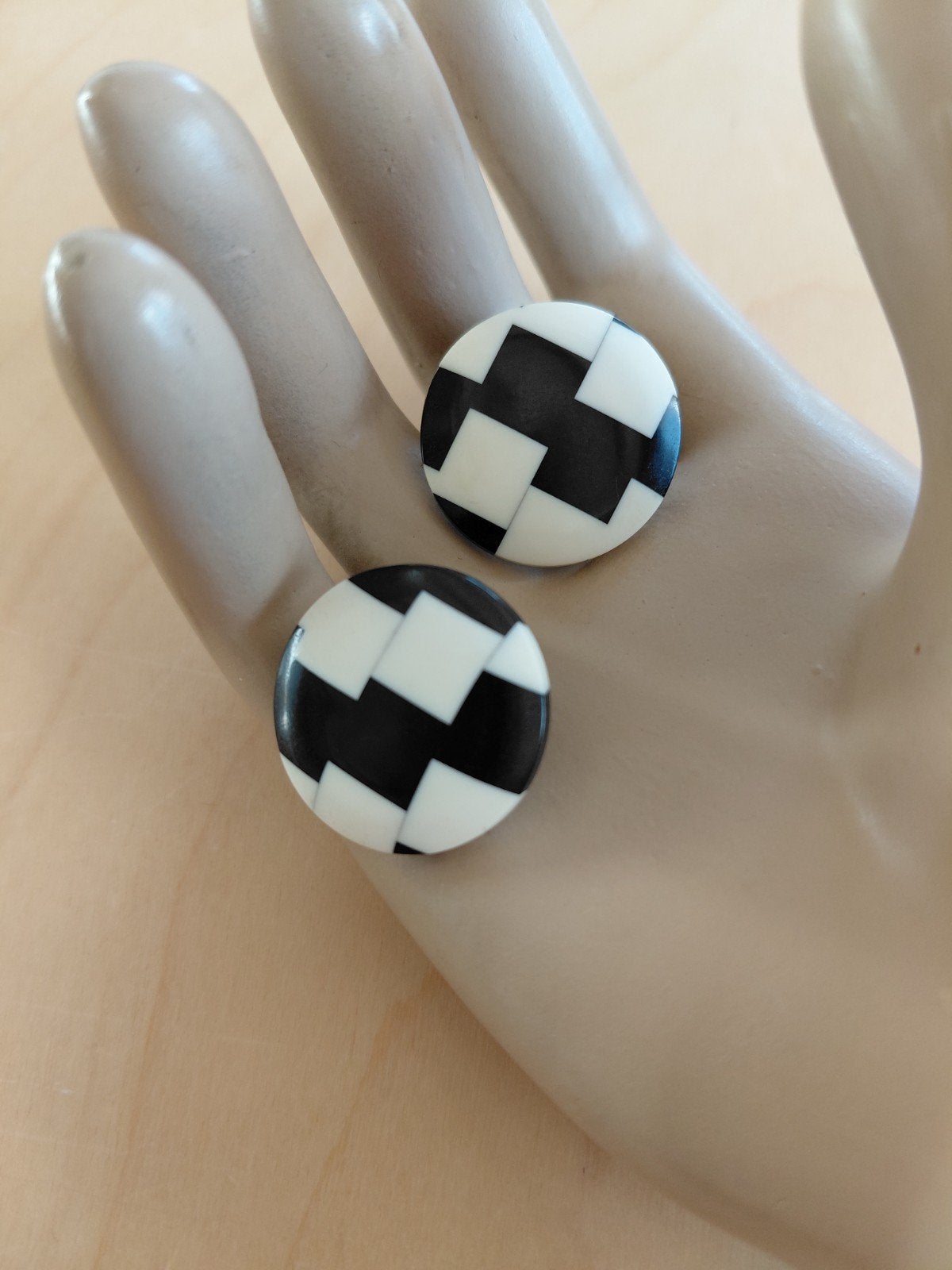 Art Deco Oorclips Zwart/Wit Geblokt Galaliet., Sieraden, Tassen en Uiterlijk, Antieke sieraden, Ophalen of Verzenden, Overige materialen