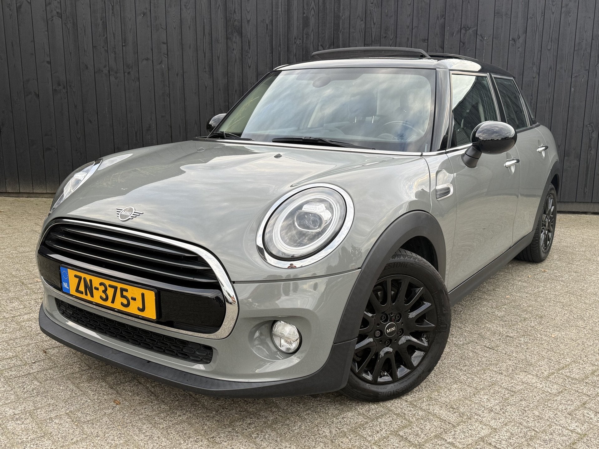 MINI 5-deurs 1.5 Cooper Business Edition (bj 2019), Voorwielaandrijving, Gebruikt, 1165 kg, Origineel Nederlands
