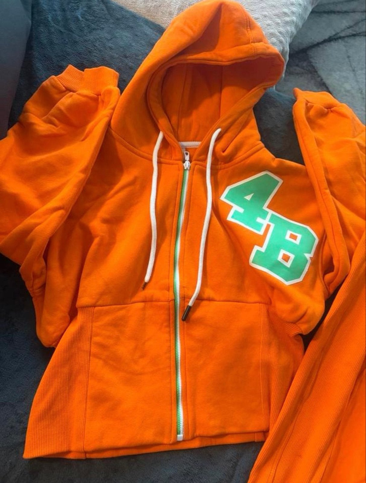 Oranje hoodie en joggingbroek set met '4B' en 'TO EVERY THIN, Ophalen, Zo goed als nieuw
