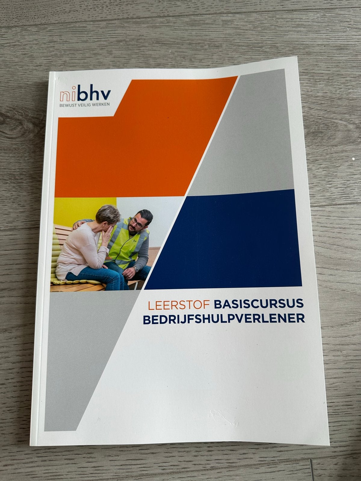 NIBHV Leerboek Basiskursus Bedrijfshulpverlener, Boeken, Ophalen of Verzenden, Zo goed als nieuw, Overige niveaus