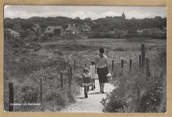 Oude Ansichtkaart Renesse - Moeder en Kinderen in de Duinen, Ophalen of Verzenden, 1940 tot 1960, Gelopen, Zeeland