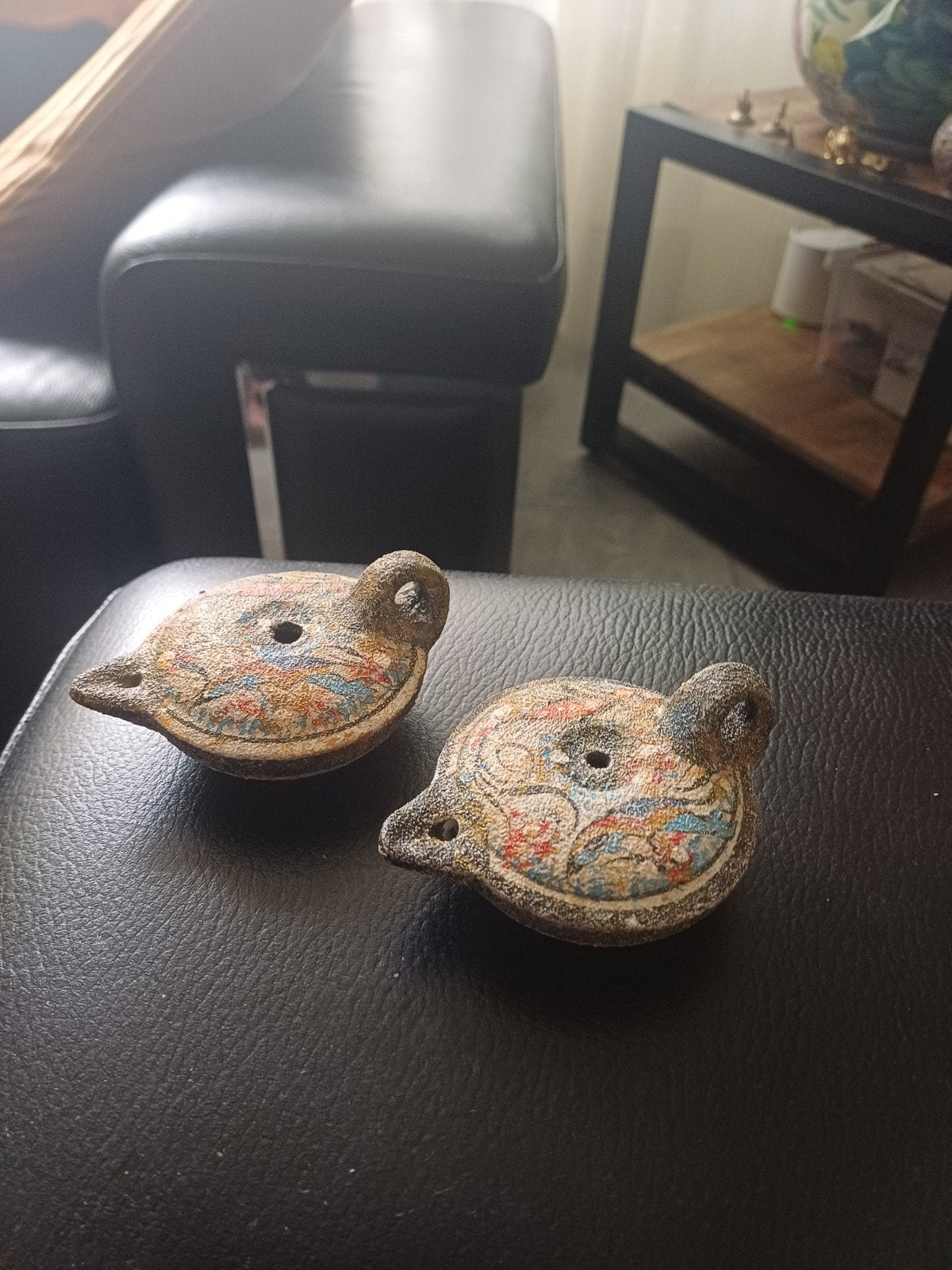 2 oude Romeinse terracotta olielampjes, Ophalen