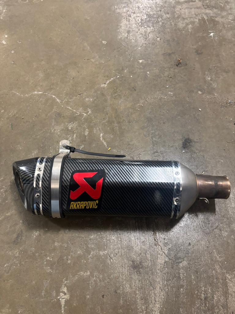 Akrapovic uitlaat supermotor enduro, Ophalen