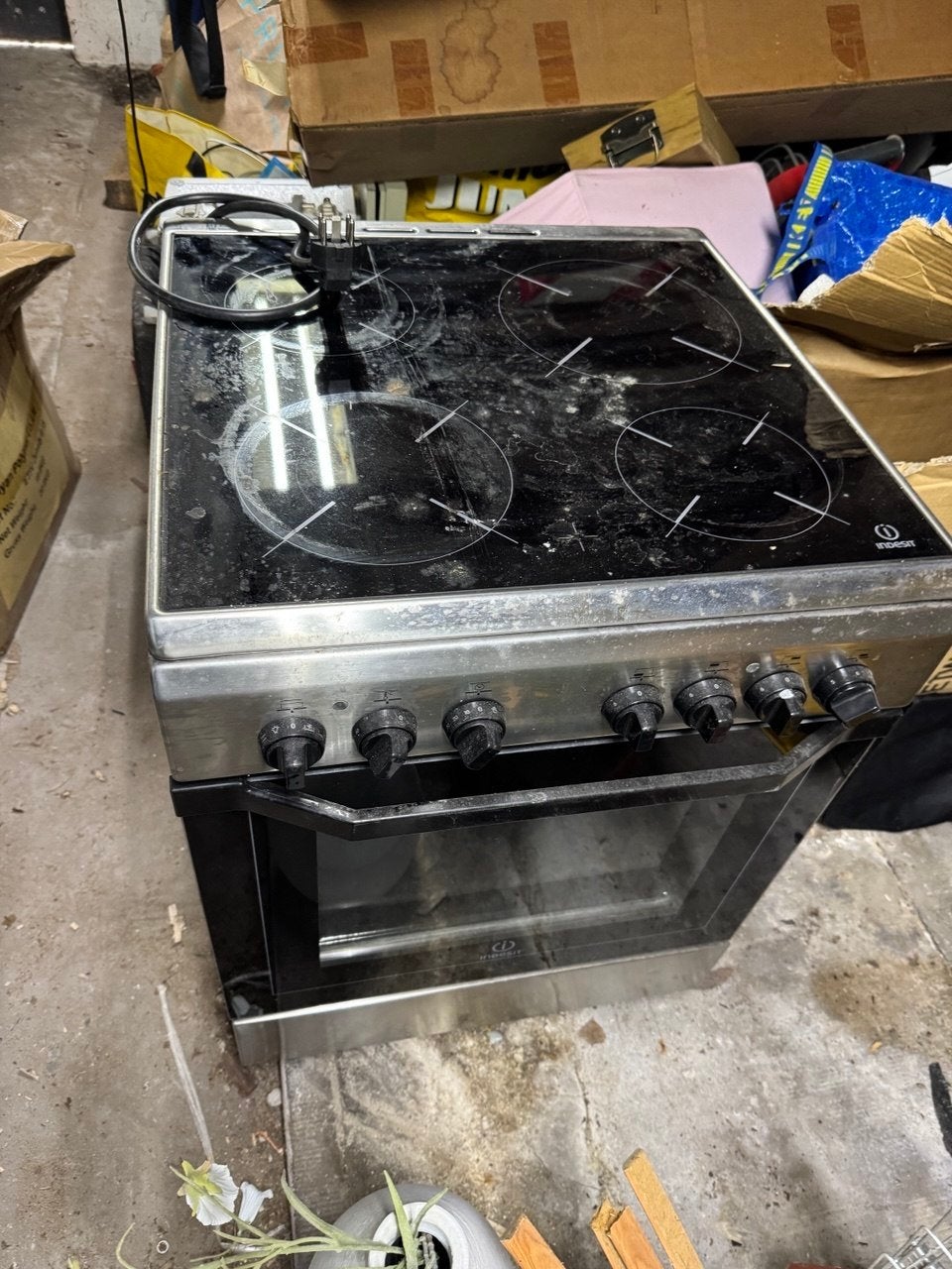 Indesit Elektrisch Fornuis met Keramische Kookplaat, Witgoed en Apparatuur, Fornuizen, Ophalen, Gebruikt, 60 cm of meer, 4 kookzones