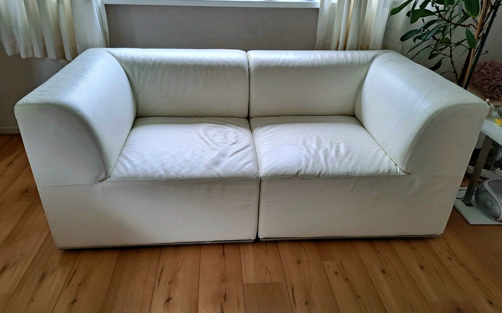 wit leren bank, 2 zits, bestaat uit twee delen., Ophalen, Gebruikt, 150 tot 200 cm, Tweepersoons