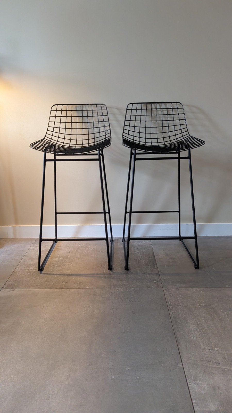 2x barstoel Hkliving Metal Wire zwart, 2 krukken, Ophalen, Zo goed als nieuw, 60 tot 90 cm