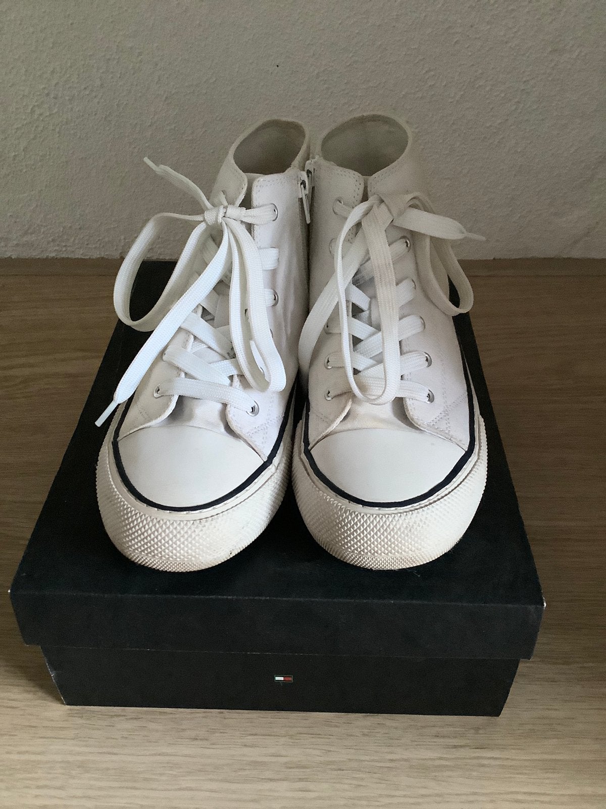 Tommy Hilfiger sneaker hoog wit maat 39, Gebruikt, Meisje, Schoenen, Ophalen of Verzenden