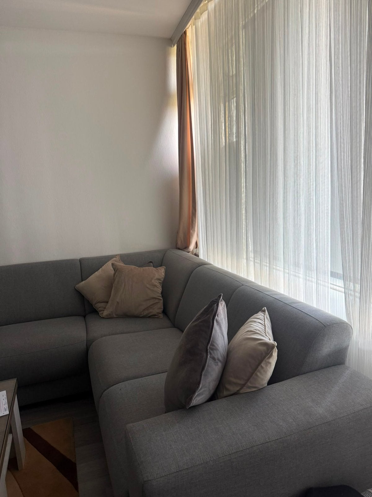 Comfortabele grijze hoekbank - Zo goed als nieuw, Huis en Inrichting, Banken | Bankstellen, Ophalen, 250 tot 300 cm, 100 tot 125 cm