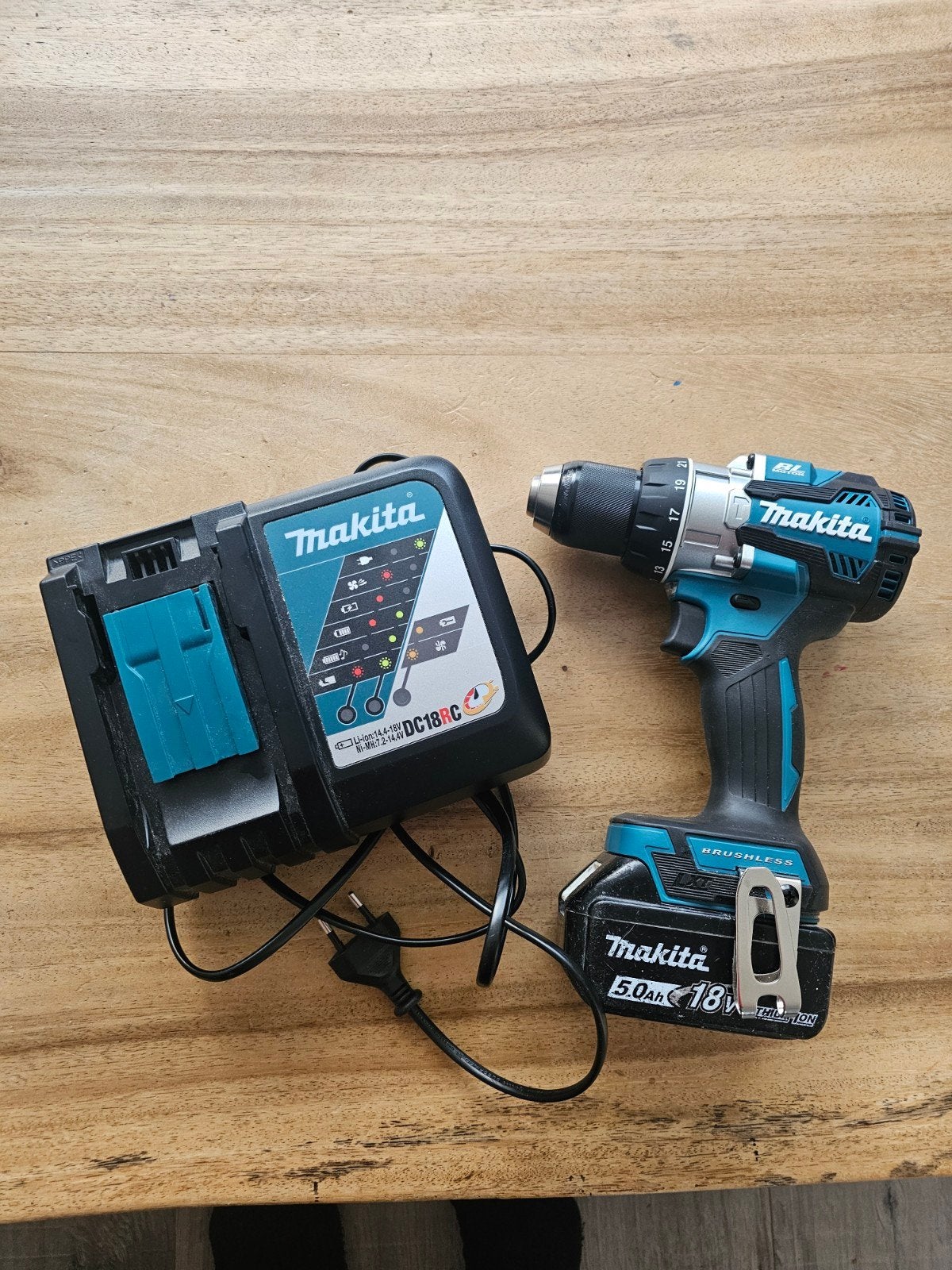 Makita DHP489 18V Accuboormachine met lader en accu, 600 watt of meer, Ophalen of Verzenden, Klopboormechanisme, Zo goed als nieuw