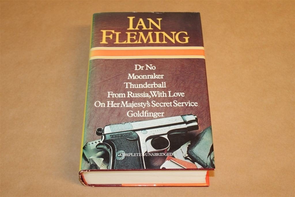 Ian Fleming — 6 James Bond Romans Omnibus 862p, Boeken, Ophalen of Verzenden, Gelezen