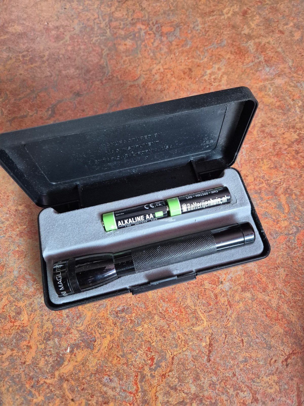 Mini Maglite zaklamp met batterijen in opbergdoos, Caravans en Kamperen, Ophalen of Verzenden, Zo goed als nieuw, Batterij