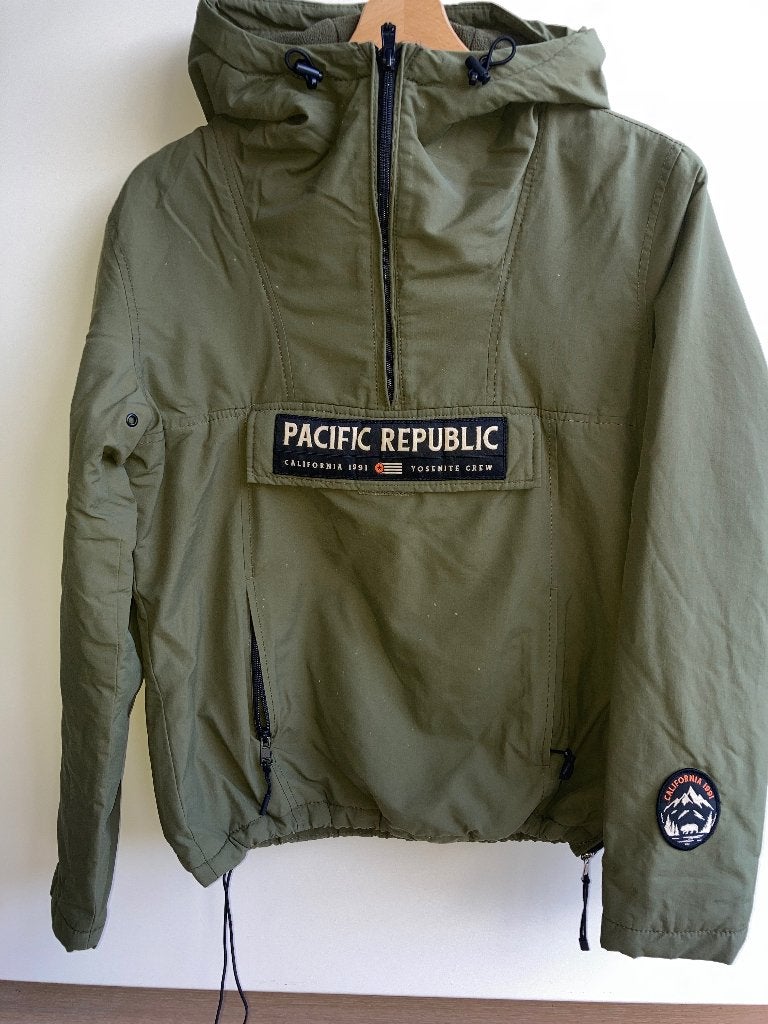 Groene jas van Pull & Beer ,, Pacific Republic,, mt. 158, Meisje, Ophalen of Verzenden, Zo goed als nieuw, Pull & Bear