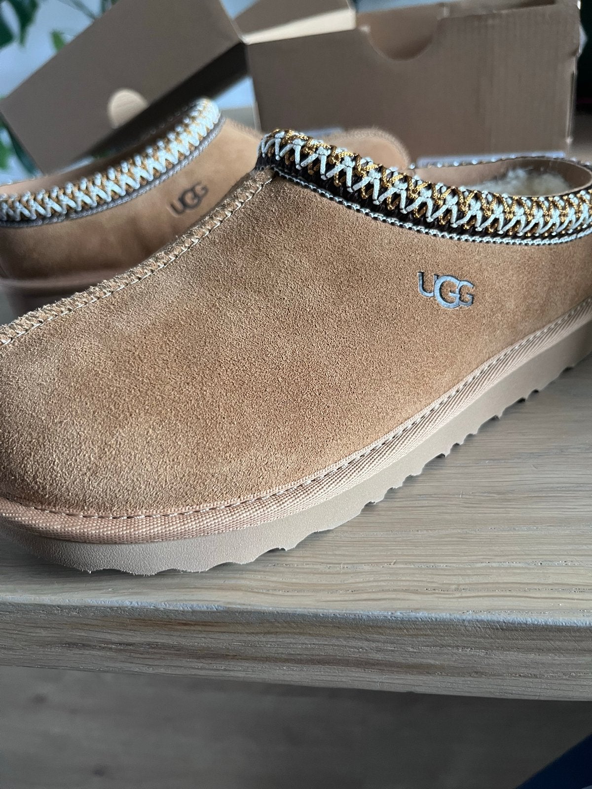 Ugg Tasman II Pantoffels - Nieuw in doos, Ophalen of Verzenden, Nieuw, Bruin, Pantoffels of Sloffen