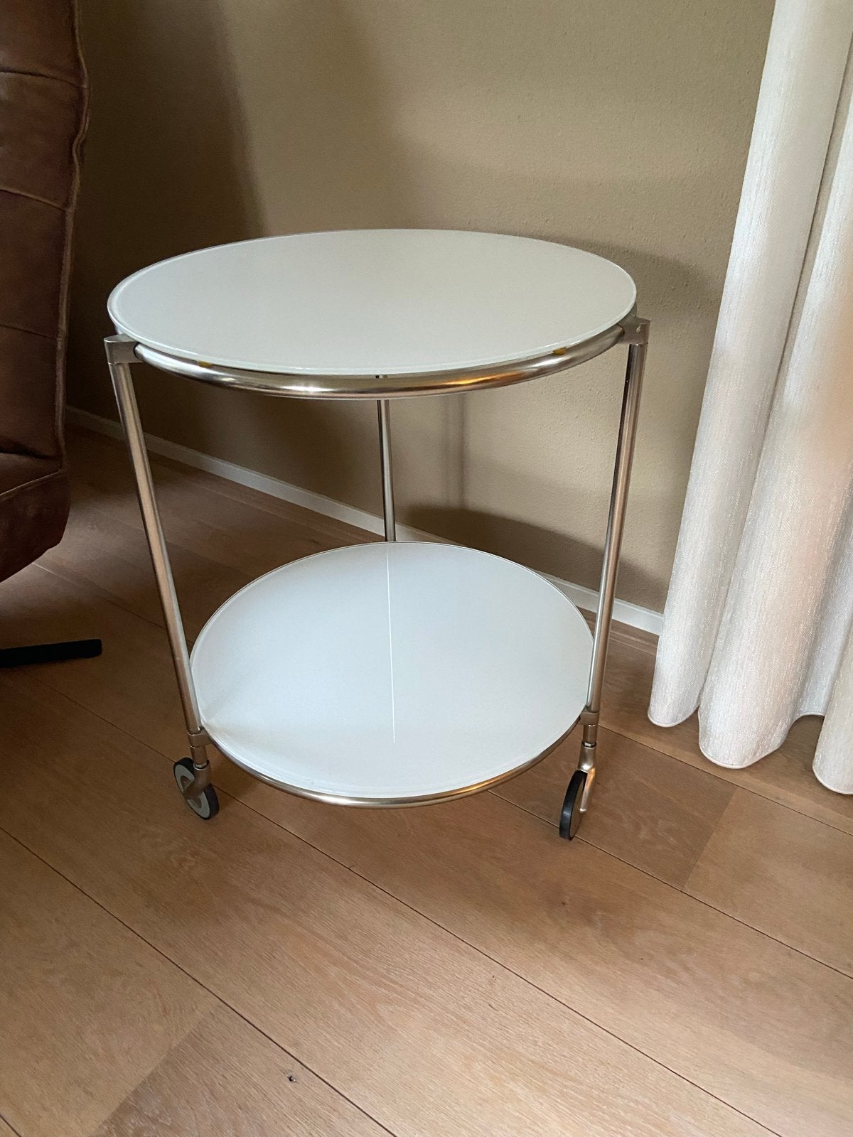 IKEA Strind bijzettafel met wieltjes, wit/chroom, Minder dan 55 cm, Gebruikt, Rond, Glas