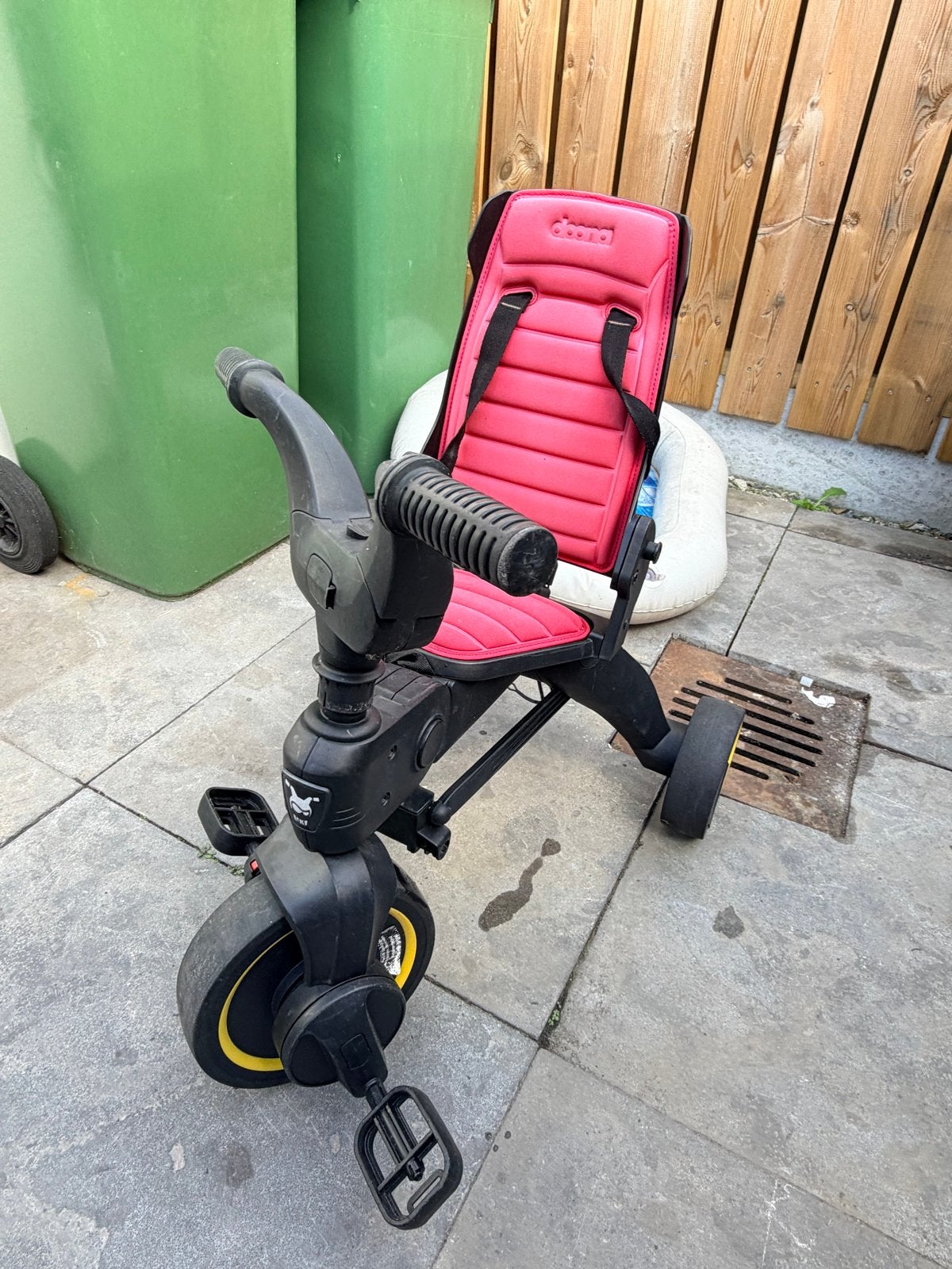 Doona Liki Trike S3 driewieler roze/zwart, Ophalen, Gebruikt, Terugtraprem, Duwstang