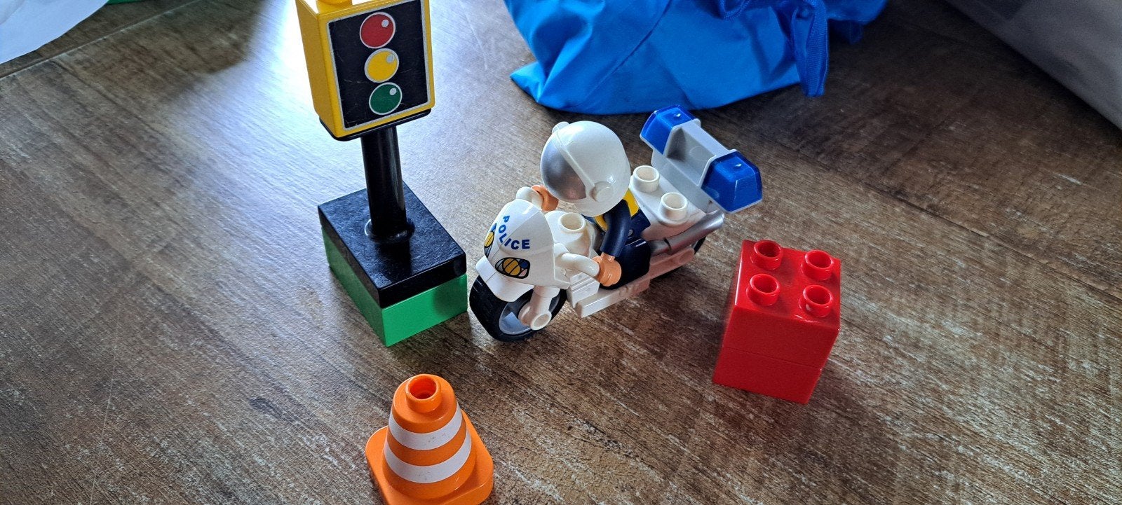 Lego Duplo Politie Motor met Stoplicht en Agent, Inclusief minifiguren, Gebruikt, Overige thema's, Ophalen of Verzenden