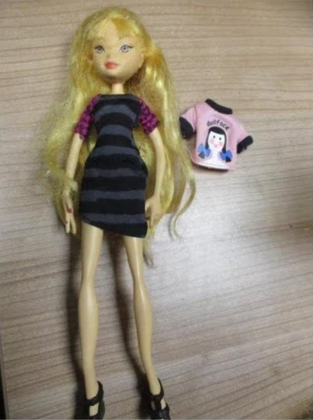 BARBIE/WINX POPJE met kleding+schoentjes, Verzamelen, Verzenden, Zo goed als nieuw, Fashion Doll