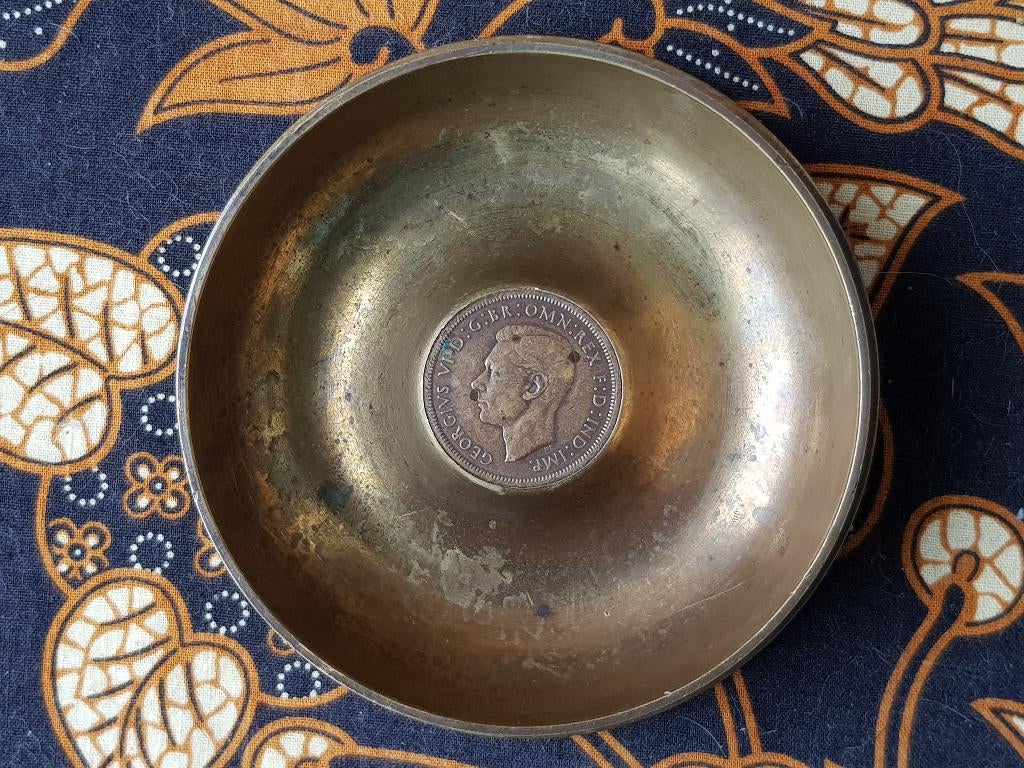 Mooie oude koperen huls met een munt uit Engeland 11,5 cm., Antiek en Kunst, Ophalen of Verzenden, Koper