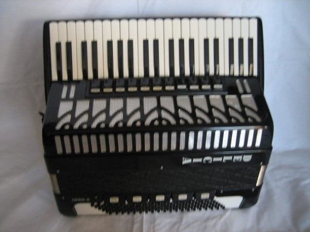 Te koop Accordeon Delicia Choral 26 kleur zwart, Met koffer, Zo goed als nieuw, Delicia, 120-bas