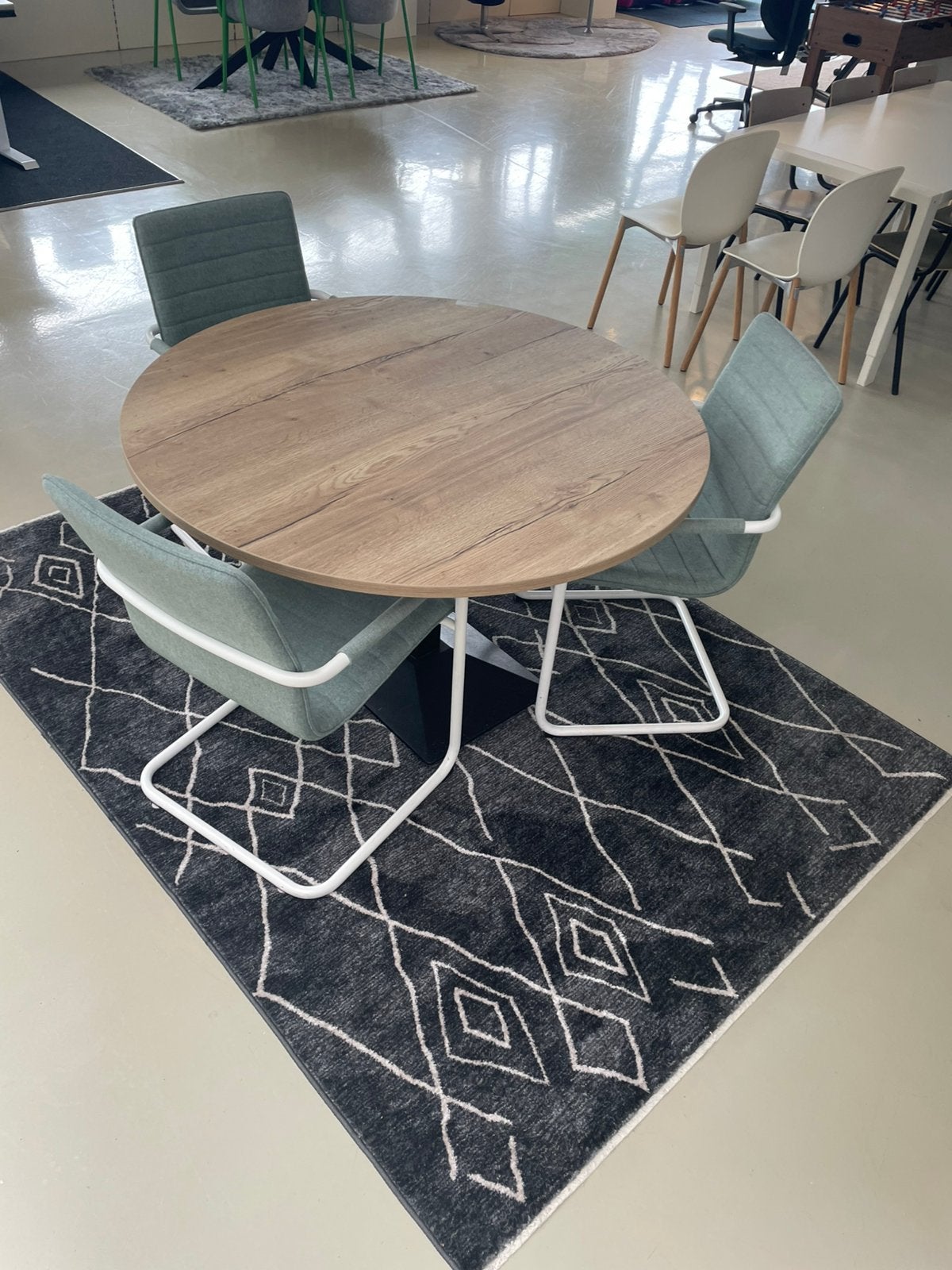 Ronde vergadertafel met 3 luxe stoelen, Huis en Inrichting, Bureaus, Ophalen of Verzenden, Zo goed als nieuw