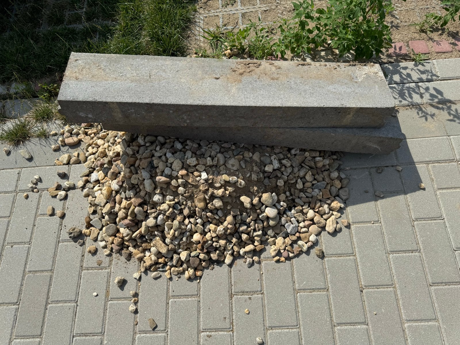 Stoepbanden en grind voor warmtepomp/airco unit, Ophalen, Gebruikt, Grijs, Grind