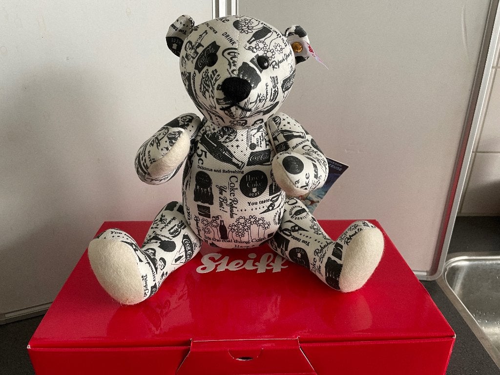 Steiff beer Coca Cola zwart/wit 28 cm, nr 355394, Ophalen of Verzenden, Nieuw, Stoffen beer, Steiff