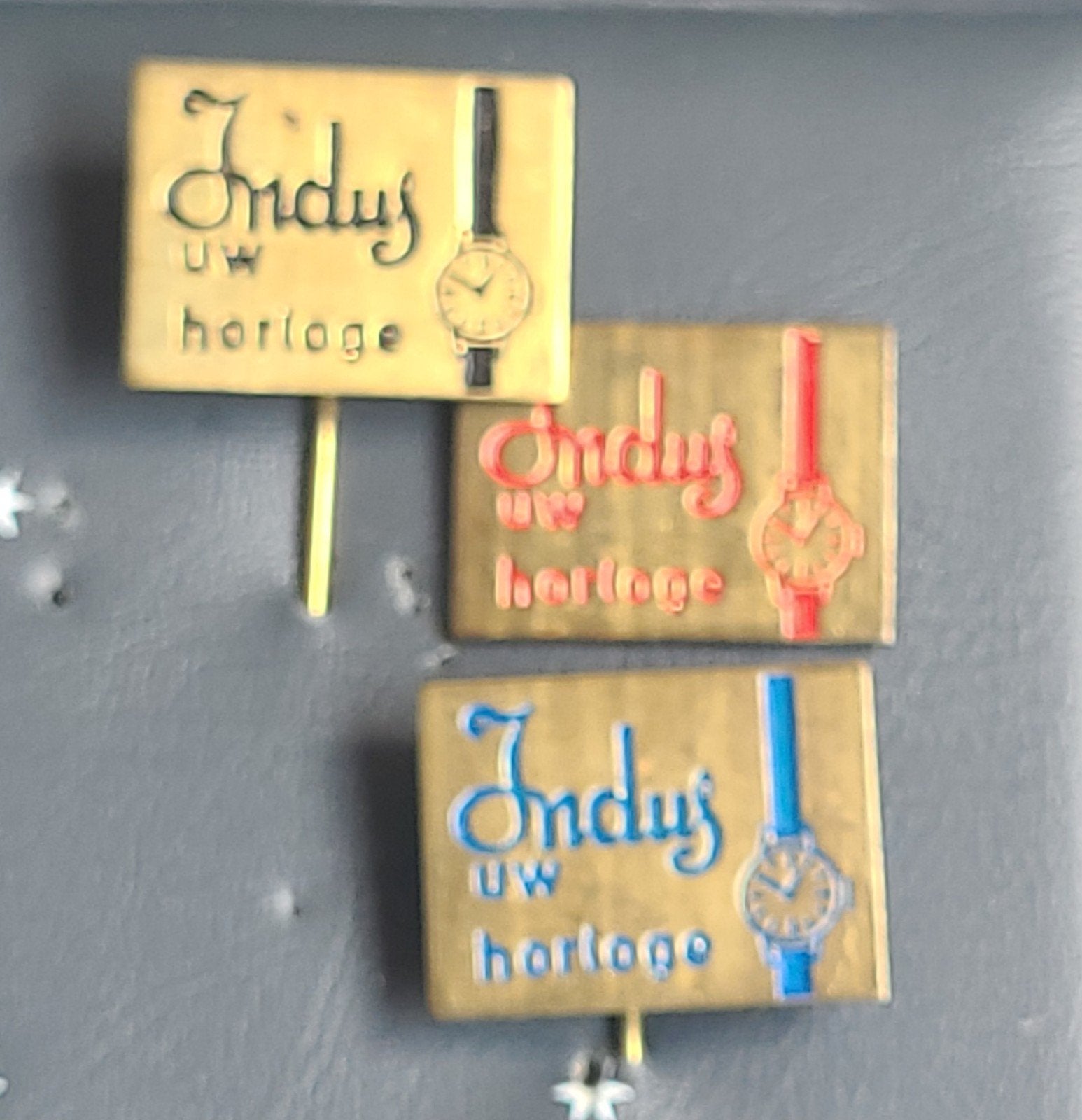 3 Indus horloge broches in verschillende kleuren, Verzenden