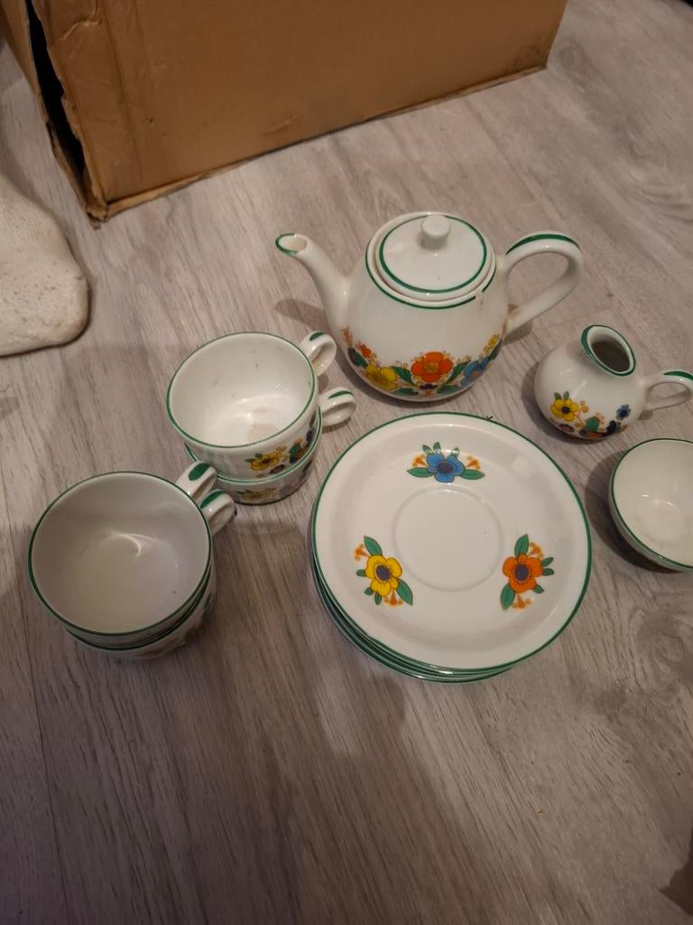 Vintage kinderserviesje met bloemmotief, Antiek en Kunst, Antiek | Servies los, Ophalen of Verzenden