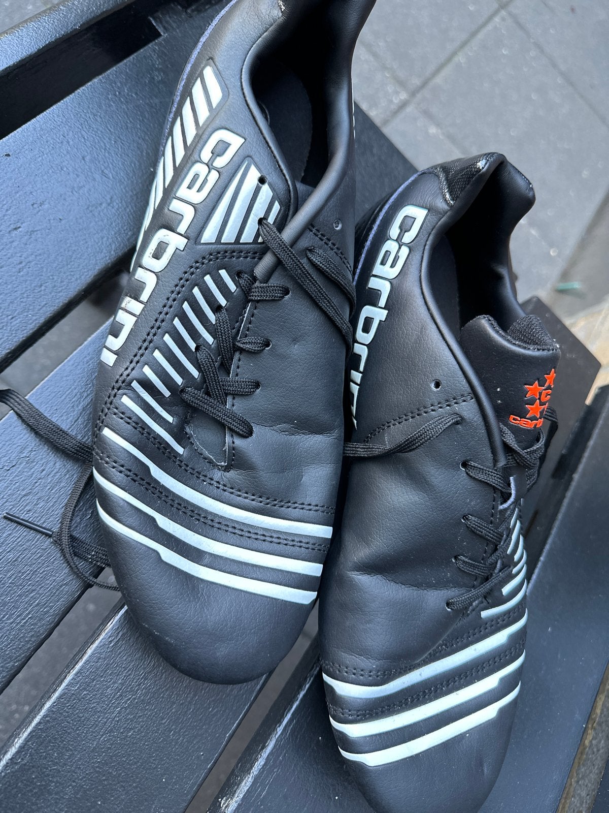 Carbrini Voetbalschoenen - Zwart met witte strepen, Sport en Fitness, Voetbal, Gebruikt, Schoenen, Maat XS of kleiner, Ophalen of Verzenden