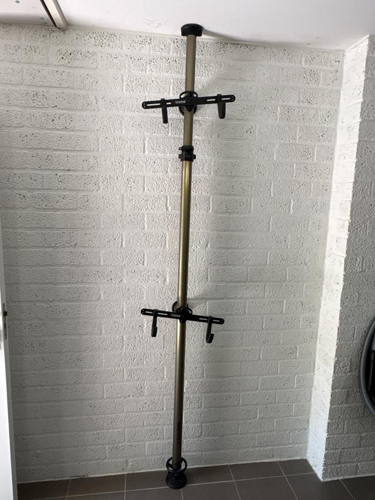 Xtreme fietsenrek voor 2 fietsen - plafond tot vloer, Fietsen en Brommers, Fietsaccessoires | Fietsenrekken, Ophalen of Verzenden