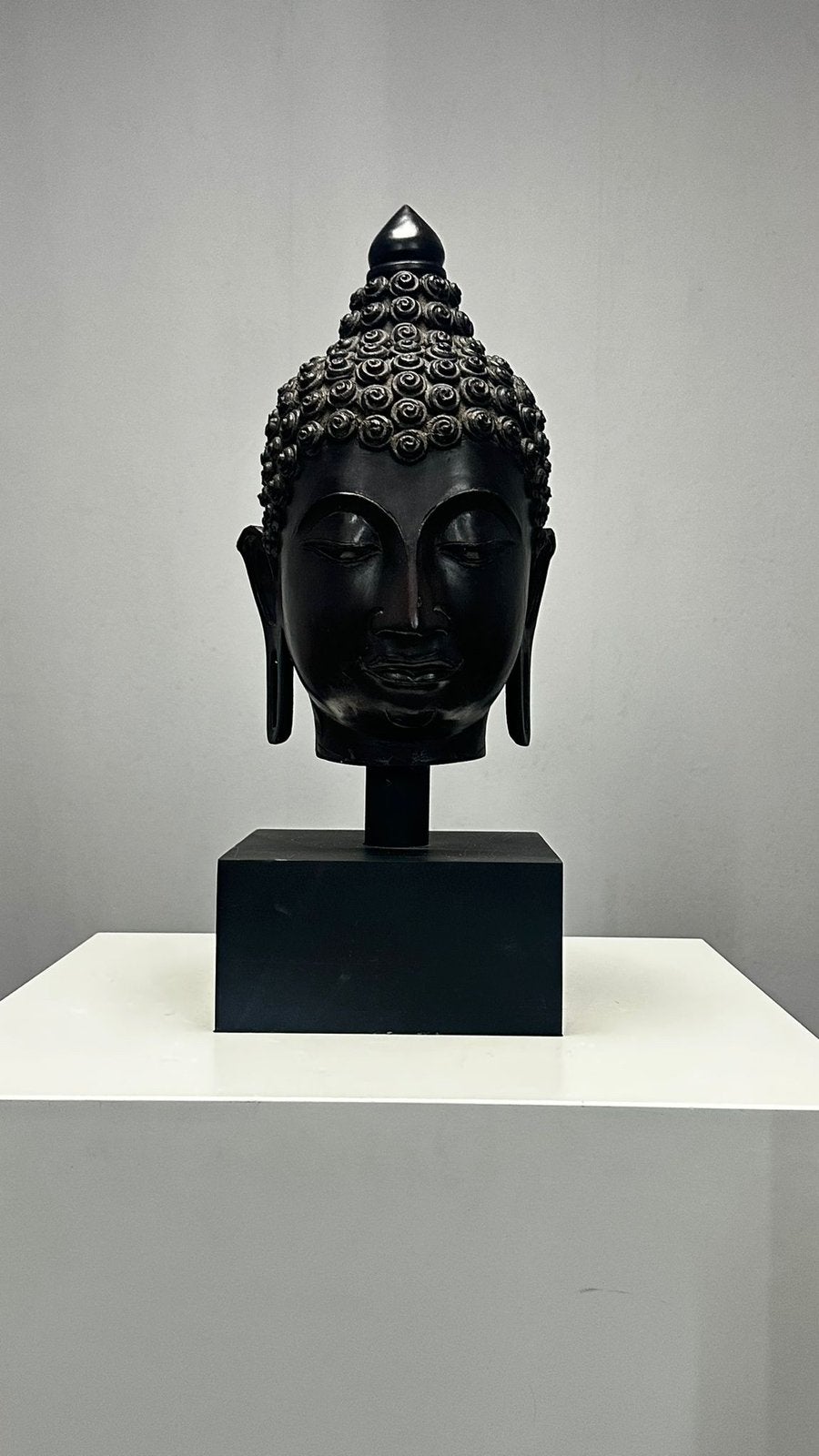 Bijzonder bronzen Boeddha hoofd beeld zwart op sokkel 1000,-, Ophalen, Zo goed als nieuw