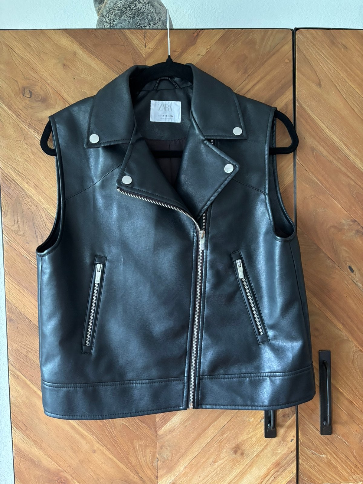 Nieuw! Imitatie leren Gilet van Zara. Maat 164, Meisje, Nieuw, Ophalen of Verzenden, Zara