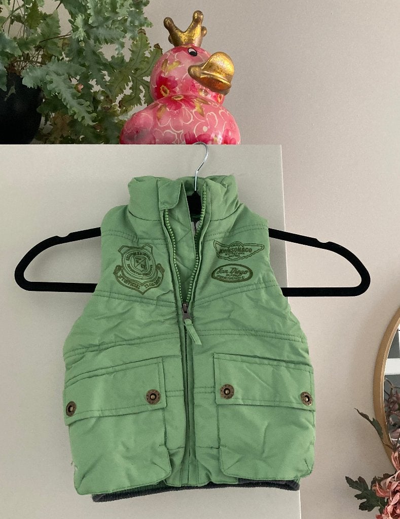 Stoere groene bodywarmer , maatje 92 98, Ophalen of Verzenden, Zo goed als nieuw, Jongen, Jas