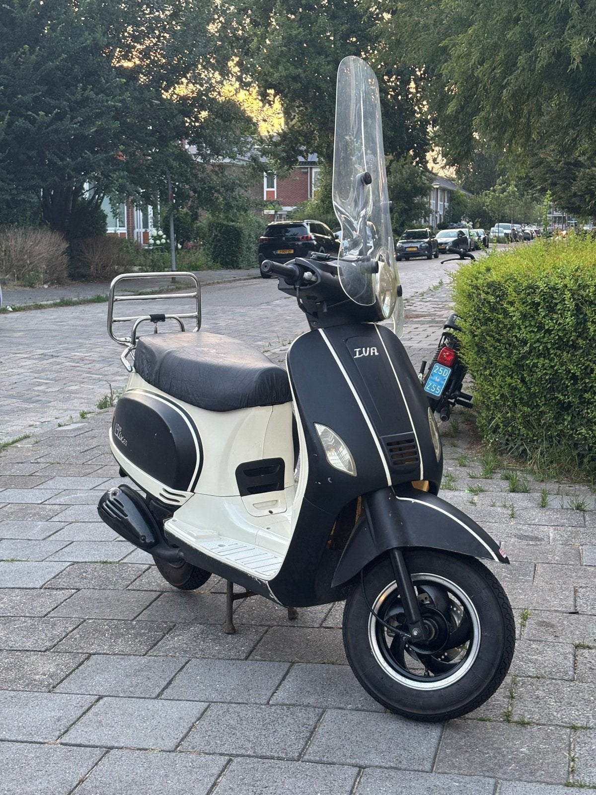IVA Lux 50 Scooter - Zwart/Crème - Goed onderhouden, Ophalen, Gebruikt, Maximaal 25 km/u, Benzine