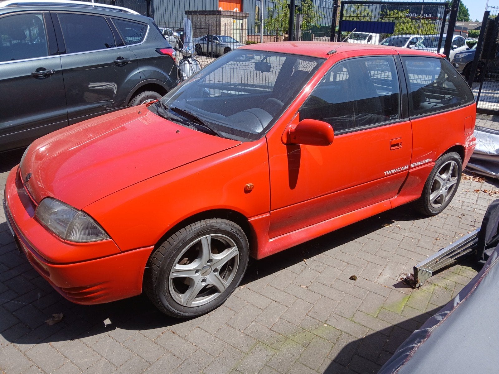 Suzuki Swift 1.3 GTI Twin-cam 16V U9 1992 Rood Oldtimer, Auto's, Suzuki, Voorwielaandrijving, Stof, 4 cilinders, 100 pk